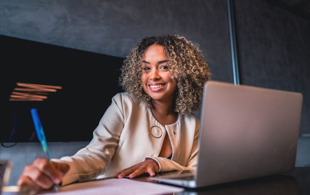 femme independante en portage salarial