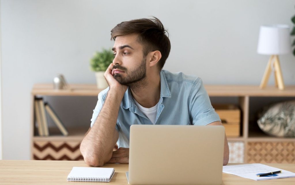 homme qui manque de motivation au travail